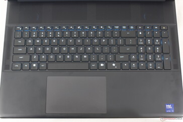 与旧版 Alienware m18 R2 相比，有几个按键发生了变化，如电源键和新的 "隐形模式 "键。