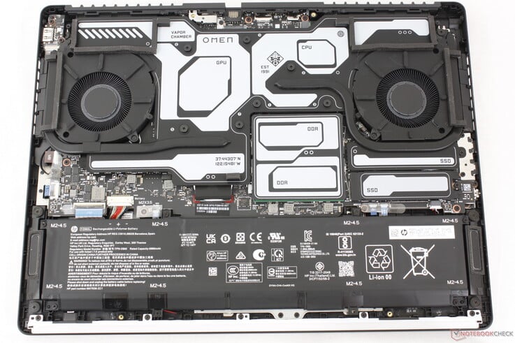 2025 款 HP Omen 16 Max，用于对比