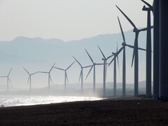 风力涡轮机有时供电过多，有时供电过少。(图片：pixabay/sonnydelrosario）