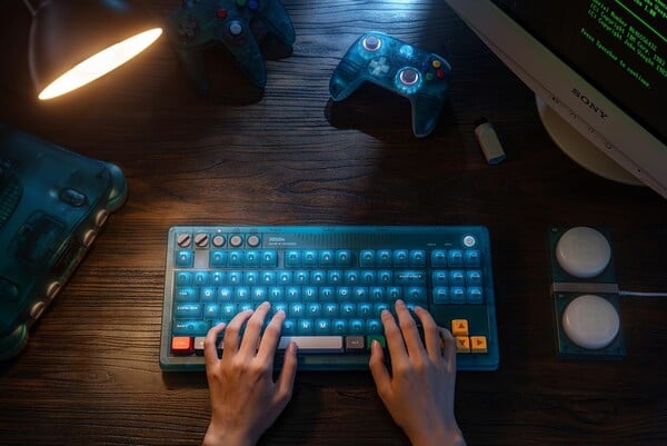 Retro 87 机械键盘 N64 版配备了定制轴体。