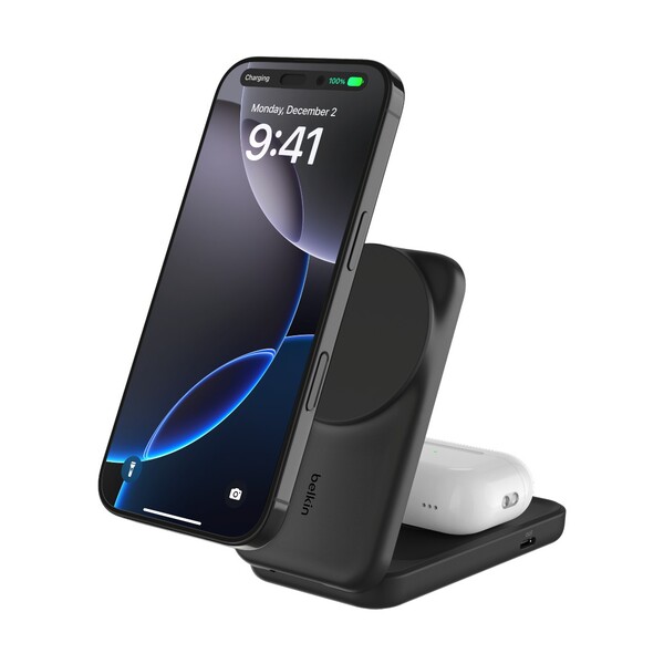 黑色贝尔金 UltraCharge 可折叠二合一磁性充电器。(图片来源：贝尔金）