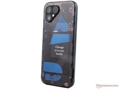 Fairphone 5 的电池可在数秒内更换。(图片：Notebookcheck）