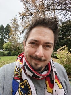 与 Tecno Slim 5G 自拍