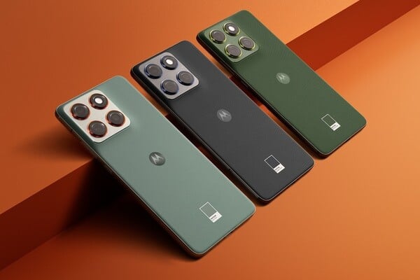 摩托罗拉 Edge 70 采用 Pantone Lily Pad、Pantone Gadget Grey 和 Pantone Bronze Green 三种颜色。(图片来源：摩托罗拉）