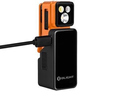Olight Oclip 2 套装配备了 1,000 mAh 的底座充电盒，以延长使用时间。