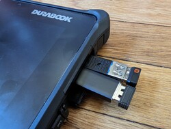 USB-C适配器可能会阻止访问相邻端口