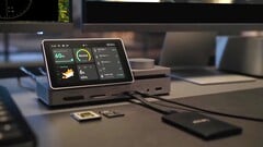 再好不过了：Pexarbolt Ultra 是一款配备触摸屏的 Thunderbolt 5 扩展坞，其接口种类之丰富堪称市场上最全面。