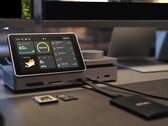 再好不过了：Pexarbolt Ultra 是一款配备触摸屏的 Thunderbolt 5 扩展坞，其接口种类之丰富堪称市场上最全面。