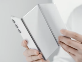 打开后可看到 10 英寸 OLED 显示屏（图片来源：Tecno）