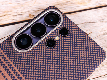 Edge 手机壳的摄像头边框采用铝涂层。