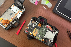 一些勇敢的佳能 EOS R5 和 R6 用户自己动手,用老方法修复松动的热靴安装座。(图片来源:Twitter 上的 @parkers_tiger)