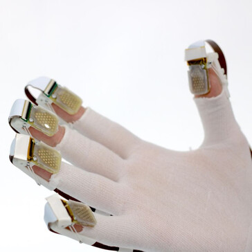 手套内的每个指尖都有高分辨率的指垫阵列