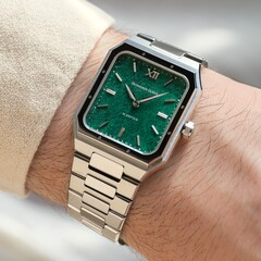 Scarifour 绿玉腕表具有 50 米（50 巴）防水性能（图片来源：Benjamin James Watches）