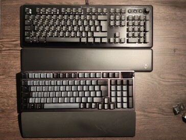 与 Turtle Beach Vulcan II 直接比较,华硕 ROG Azoth 96 HE 看起来非常小巧。(图片来源:Notebookcheck)