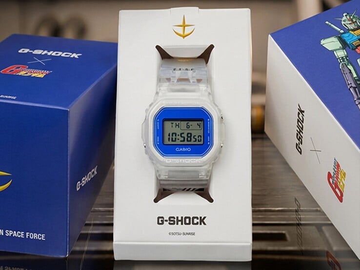 卡西欧 G-Shock x 机动战士高达 DW-5600 采用透明表壳和表带、蓝色表圈、E.F.S.F. 品牌标识以及带有高达图案的收藏包装。