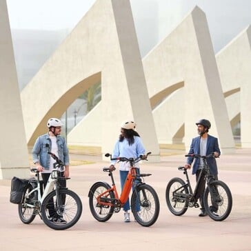 Momentum Vida E+ 电动自行车有深渊黑、山地风和焦糖肉桂三种配色（图片来源：Momentum）。