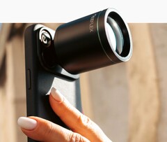 Reeflex 的长焦转换器为 iPhone 17 Pro 增加了一个 600 毫米的长焦摄像头。