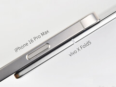 vivo X Fold5 合上时厚度约为 9.2 毫米。(图片来源：vivo）