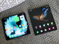 与最近发布的Galaxy Z Fold 相比，所谓的 iPhone Fold 预计在尺寸上更像 Oppo Find N2（左图）。(图片来源：Digital Trends）