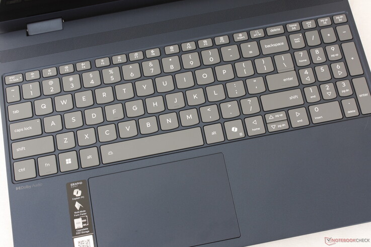 键程比 ThinkPad 稍浅，但仍相对较硬。同时，12 x 7.5 厘米的点击板虽然在垂直移动光标时略显拥挤，但已足够使用。