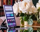 一部三星Galaxy S25 Ultra竖立在桌子上，屏幕上显示着一个已打开的网站