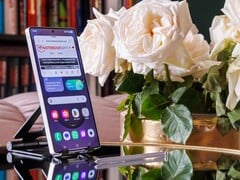 一部三星Galaxy S25 Ultra竖立在桌子上,屏幕上显示着一个已打开的网站