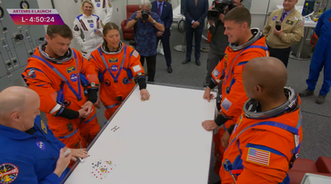 任务前的纸牌游戏