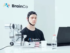 一名使用BrainCo公司脑控技术的用户,仅凭意念便机械般地抓起了一个苹果。
