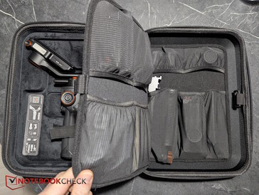 套件版配有跟焦器、手柄等