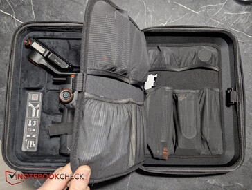 套件版配有跟焦器、手柄等