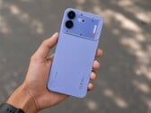 蓝色款的 Nothing Phone (4b)。