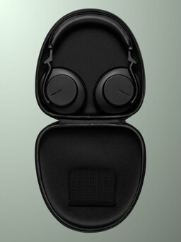 耳机可折叠平放在附带的硬盒中 （图片来源：舒尔）
