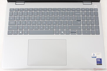 键盘与 Inspiron 16 Plus 类似，但集成了数字键盘