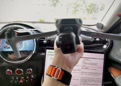 图中的 Air 3S 将是一款比 Neo 大得多的无人机,后者的重量仅为 135 克。