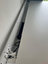 在电缆桥架上安装一个大型电源插座不成问题。
