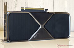 移动 RTX 5090 的 24GB VRAM 可能会帮助它在更高分辨率和图形设置下超越桌面 RTX 5070（图片来源：Notebookcheck）