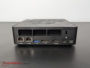 后置双 2.5G 以太网、USB-A 3.2 Gen2、DP 1.4、HDMI 2.1、USB-C 3.2 Gen2x2、Kensington