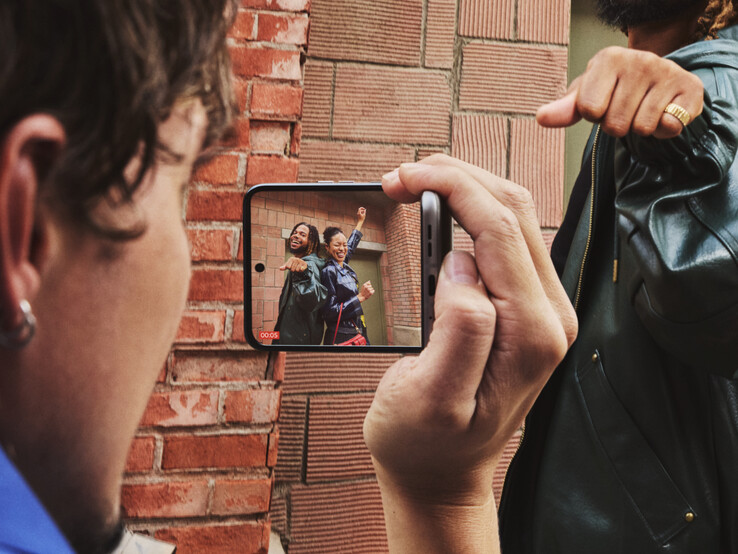 摩托罗拉在 Razr 70 上预装了Android 16。