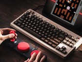 8BitDo 的 C64 版订单中包括双超级按钮和超级棒。(图片来源:8BitDo)