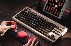 8BitDo 的 C64 版订单中包括双超级按钮和超级棒。(图片来源:8BitDo)