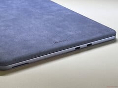 右：2 个 USB-C 3.2 Gen.2（10 Gbit/s、DisplayPort 1.4a、Power Delivery）
