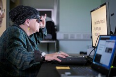 一名患者在接受 PRIMA 电子眼植入手术后接受培训（图片来源：Moorfields 眼科医院）