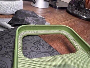 Apple TechWoven 手机壳。(图片来源：u/Jman42023）