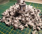 在塑料垃圾上漂浮的 Benchy 号