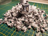 在塑料垃圾上漂浮的 Benchy 号