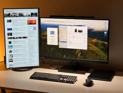 MacBook Air 13 M3 配有两个外接屏幕。