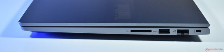 右侧：SD卡读卡器、USB A 3.2 Gen 1接口、RJ45以太网接口、肯辛顿锁孔