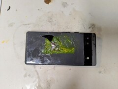 上个月至少有两台 Pixel 6a 起火。(图片来源：Reddit 用户 u/zaliver）