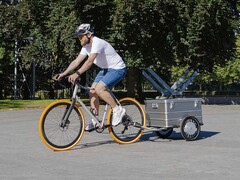 Roland PAXXTER e 是一款自行车拖车，由两个 125W 电机提供动力。(图片来源：罗兰）
