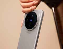 vivo X100s 配备了带有蔡司标志的圆形四摄像头。(图片：GSMarena）